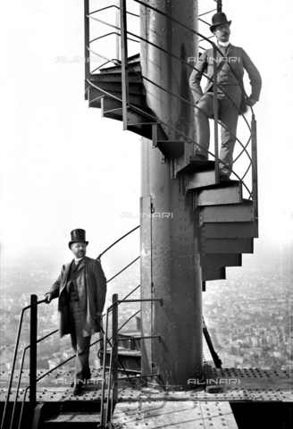 RVA-S-002288-0011 - Gustave Eiffel (con cilindro), ingegnere e costruttore, sulla torre con Mr. Salles, suo genero e collega, 1889 - Data dello scatto: 1889 - ND / Roger-Viollet/Alinari