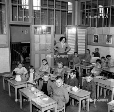 RVA-S-002382-0002 - Attività ricreativa alla scuola primaria, Stains, Seine-Saint-Denis - Data dello scatto: 1957 - Lapi / Roger-Viollet/Alinari