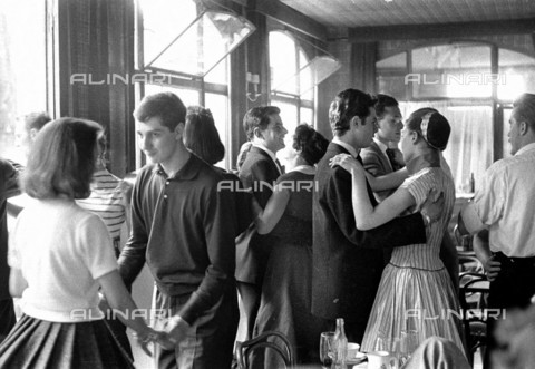 RVA-S-002629-0006 - Giovani che ballano - Data dello scatto: 1956 - Bernard Lipnitzki / Roger-Viollet/Alinari