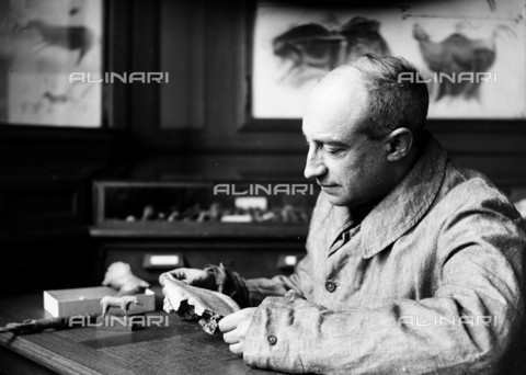 RVA-S-003194-0002 - Portrait of Henri Breuil (1877-1961), archaeologist, anthropologist and French geologist, in his office at the Institute of Human Paleontology in Paris - Date of photography: 1920 - Jacques Boyer / Roger-Viollet/Alinari