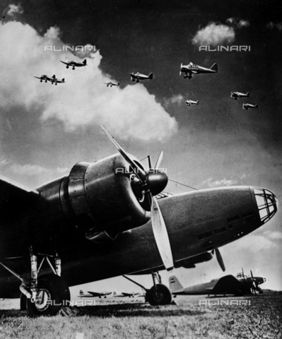 RVA-S-003208-0016 - Seconda Guerra Mondiale: una squadriglia aerea giapponese in volo sopra alcuni bombardieri Mitsubishi KI 21(definiti dagli alleati con il nome in codice Sally) - Data dello scatto: 1941 - LAPI / Roger-Viollet/Alinari