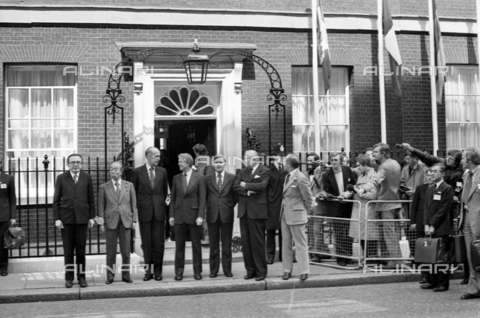RVA-S-003391-0015 - Vertice del G7 a Londra nel 1977: da sinistra Giulio Andreotti (Italia), Takeo Fukuda (Giappone), Giscard d'Estaing (Francia), Jimmy Carter (Stati Uniti), Helmut Schmidt (Repubblica federale di Germania), Harry Callaghan (Gran Bretagna) e PierreTrudeau (Canada) - Data dello scatto: 1977 - Cuinières Jacques / Roger-Viollet/Alinari