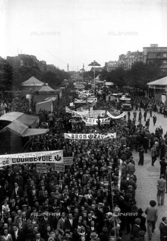 RVA-S-003509-0010 - Manifestazione del Primo Maggio, corso de Vincennes, Parigi - Data dello scatto: 1946 - LAPI / Roger-Viollet/Alinari
