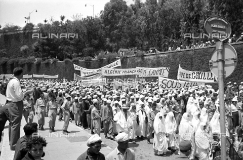 RVA-S-003646-0010 - Guerra d'Algeria: folla di algerini protestano contro il potere francese in Algeria - Data dello scatto: 16/05/1958 - Lipnitzki Bernard / Roger-Viollet/Alinari