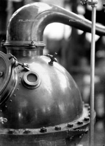RVA-S-003676-0007 - Distillatore industriale - Data dello scatto: 1930 - Guillot Laure Albin / Roger-Viollet/Alinari