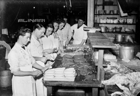 RVA-S-003976-0001 - Cooks preparing pudding for Christmas. France, on December 24, 1940. - Data dello scatto: 24/12/1940 - LAPI / Roger-Viollet/Alinari