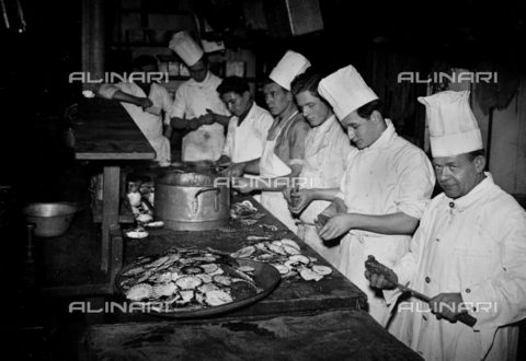 RVA-S-003978-0001 - Cuochi che preparano le capesante "coquilles Saint-Jacques" - Data dello scatto: 1937 - LAPI / Roger-Viollet/Alinari
