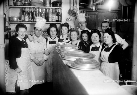 RVA-S-003978-0015 - Kitchen of a restaurant. Paris, 1947. - Data dello scatto: 01/01/1947 - LAPI / Roger-Viollet/Alinari