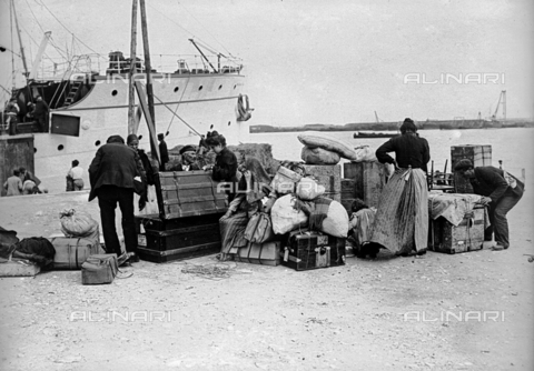 RVA-S-004088-0008 - Emigrants leaving Italy - Date of photography: 1900 ca. - Albert Harlingue / Roger-Viollet/Alinari