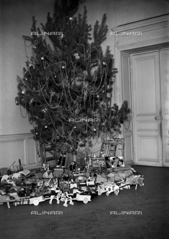 RVA-S-004142-0001 - Albero di Natale - Data dello scatto: 01/01/1937 - LAPI / Roger-Viollet/Alinari