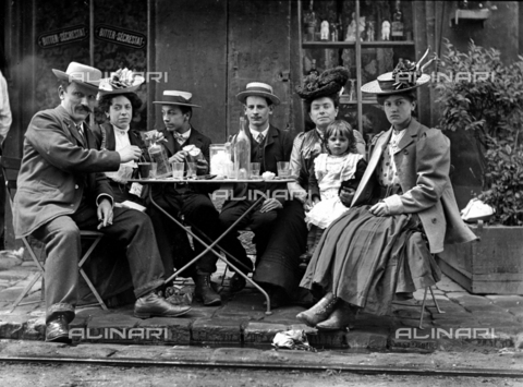 RVA-S-004163-0007 - Famiglia seduta al tavolo di un caffè all'aperto - Data dello scatto: 1900 - LAPI / Roger-Viollet/Alinari