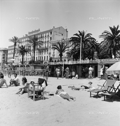 RVA-S-004169-0003 - La spiaggia di Cannes affollata - Data dello scatto: 01/06/1947 - Roger Berson / Roger-Viollet/Alinari