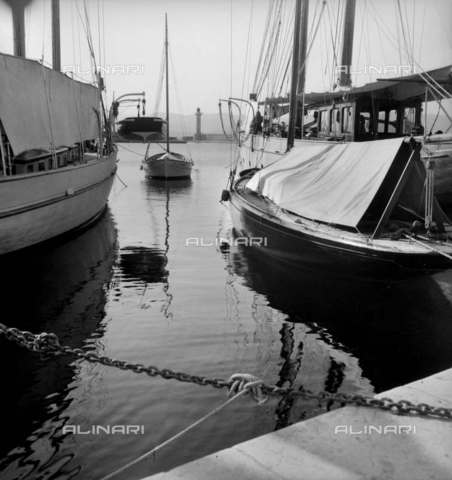 RVA-S-004171-0005 - Barche a vela nel porto di Saint-Tropez - Data dello scatto: 1950 - Laure Albin Guillot / Roger-Viollet/Alinari