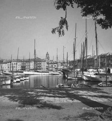 RVA-S-004171-0006 - Il porto di Saint-Tropez - Data dello scatto: 1950 - Laure Albin Guillot / Roger-Viollet/Alinari