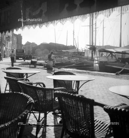 RVA-S-004171-0007 - Il porto di Saint-Tropez da una caffetteria - Data dello scatto: 1938 - Laure Albin Guillot / Roger-Viollet/Alinari