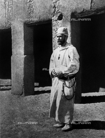 RVA-S-004357-0007 - The French explorer and religious Charles de Foucauld (1858-1916), in front of his hut in Morocco - Date of photography: 1895 ca. - Albert Harlingue / Roger-Viollet/Alinari