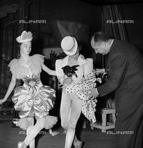 RVA-S-004376-0021 - Leslie Caron, Nelly Guillerm and Christian Dior, costume designer for Roland Petit's "Treize danses" ballet in the Champs-Elysées theater in Paris - Date of photography: 12/11/1947 - Roger Berson / Roger-Viollet/Alinari
