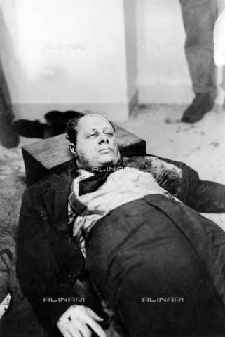 RVA-S-004461-0014 - Il cadavere di Carlo Rosselli (1899-1937), assassinato dai miliziani della "Cagoule" in Normandia - Data dello scatto: 06/1937 - LAPI / Roger-Viollet/Alinari
