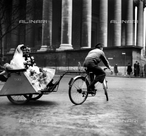 RVA-S-004465-0009 - Seconda Guerra Mondiale 1939-1945: Sposi in taxi davanti alla Chiesa della Madeleine, Parigi - Data dello scatto: 12/1941 - LAPI / Roger-Viollet/Alinari