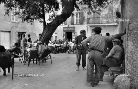 RVA-S-005195-0007 - Un bar all'aperto a Saint-Tropez - Data dello scatto: 1956 - Bernard Lipnitzki / Roger-Viollet/Alinari