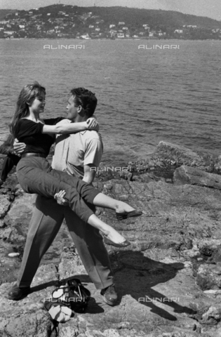 RVA-S-005195-0014 - L'attrice francese Brigitte Bardot (1934-) e l'attore austriaco Carl Mà¶hner (1921-2005) a Cannes durante il Festival del Cinema - Data dello scatto: 1955 - Bernard Lipnitzki / Roger-Viollet/Alinari