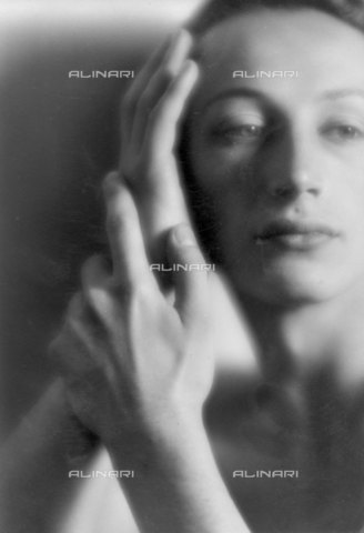 RVA-S-005432-0004 - Ritratto femminile - Data dello scatto: 1940 - Laure Albin Guillot / Roger-Viollet/Alinari