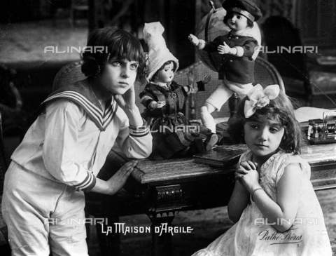 RVA-S-005570-0009 - Scene of silent film "The House of Clay", France 1910-1920 - Date of photography: 1910-1920 - Neurdein / Roger-Viollet/Alinari