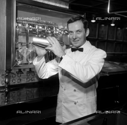 RVA-S-005654-0002 - Un barman prepara un cocktail con uno shaker - Data dello scatto: anni '60 - Jacques Cuinières / Roger-Viollet/Alinari