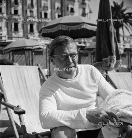 RVA-S-006222-0009 - Ritratto del filosofo Jean-Paul Sartre durante il Festival di Cannes - Data dello scatto: 1947 - Lipnitzki / Roger-Viollet/Alinari
