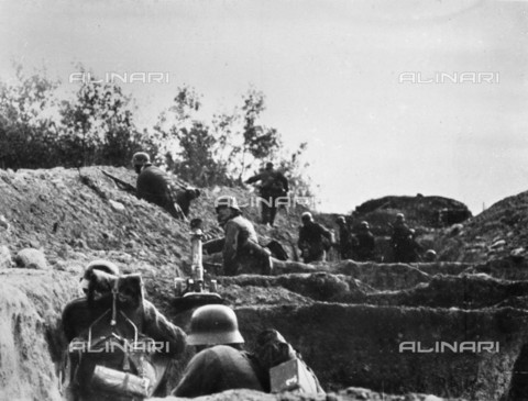 RVA-S-006695-0015 - Seconda Guerra Mondiale: fronte orientale, noto come campagna di Russia. Soldati tedeschi in una trincea durante l'assedio di Stalingrado - Data dello scatto: 11/1941 - LAPI / Roger-Viollet/Alinari
