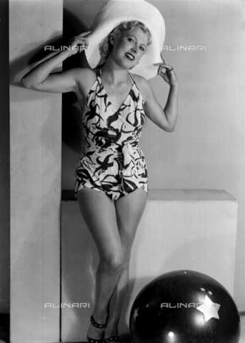 RVA-S-006957-0004 - Costume da bagno femminile, Francia - Data dello scatto: 1940 - Laure Albin Guillot / Roger-Viollet/Alinari