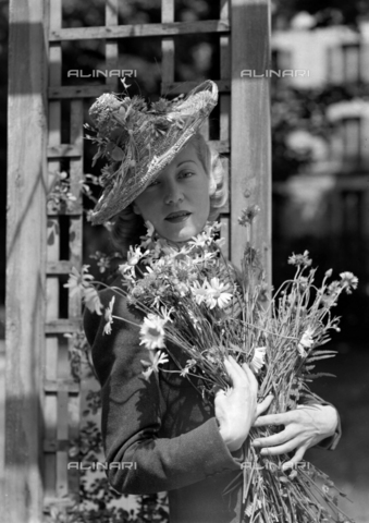 RVA-S-006982-0007 - Modella con cappello e abito da campagna della casa di moda Agnès - Data dello scatto: 1939 - Guillot Laure Albin / Roger-Viollet/Alinari