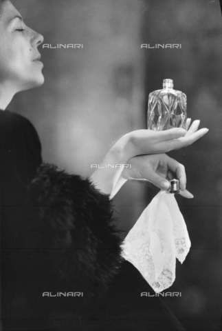 RVA-S-006985-0010 - Young lady using perfume. On 1943. - Laure Albin-Guillot / Roger-Viollet/Alinari