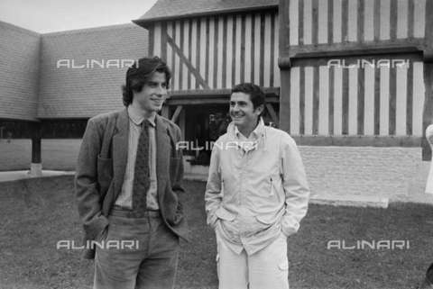 RVA-S-007085-0005 - John Travolta (born in 1954), American actor, on the left, at Claude Lelouch's house, French director. Deauville (Calvados), Club 13. - Jacques Cuinières / Roger-Viollet/Alinari