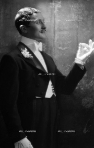 RVA-S-007308-0011 - Moda maschile, ritratto di ballerino: "Gunsett, danseur, 1938" - Data dello scatto: 1938 - Laure Albin Guillot / Roger-Viollet/Alinari