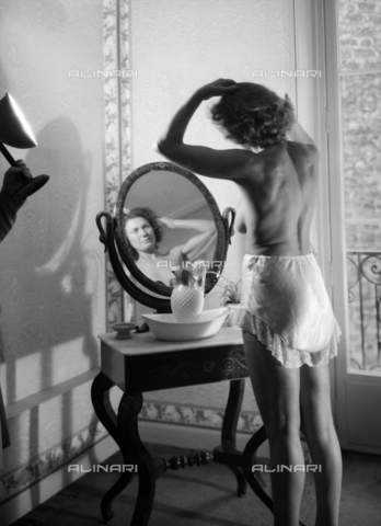RVA-S-007320-0005 - Giovane donna che si lava - Data dello scatto: 1950 - Laure Albin-Guillot / Roger-Viollet/Alinari