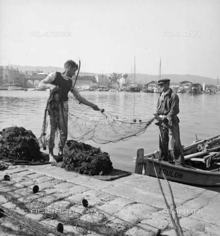 RVA-S-008925-0013 - Pescatori nel porto di Saint-Tropez - Data dello scatto: 1900-1910 - Laure Albin Guillot / Roger-Viollet/Alinari