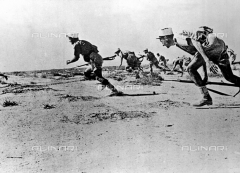 RVA-S-009957-0001 - World War II: Campaign of North Africa, Legionnaires at the battle of Bir-Hakeim, Libya - Date of photography: 09/06/1942 - Albert Harlingue / Roger-Viollet/Alinari