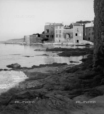RVA-S-010832-0016 - Case costruite sui resti di un forte a Saint-Tropez - Data dello scatto: 1940-1950 - Laure Albin Guillot / Roger-Viollet/Alinari