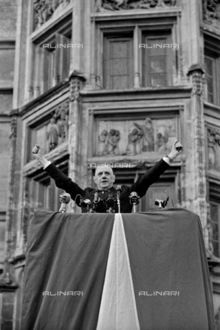 RVA-S-011063-0010 - General Charles de Gaulle, president of Republic, making a speech in front of thecastle of the dukes of Nevers (Nievre). April 17, 1959. - Bernard Lipnitzki / Roger-Viollet/Alinari