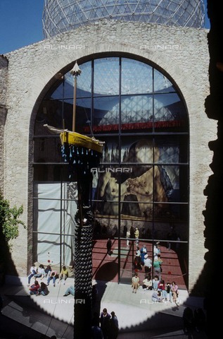 RVA-S-011109-0008 - Ingresso del museo Salvador Dali ospitato nel teatro di Figueras in Spagna - Data dello scatto: 1991 - Lipnitzki Bernard / Roger-Viollet/Alinari