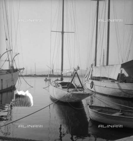 RVA-S-011397-0009 - Barche a vela nel porto di Saint-Tropez - Data dello scatto: 1950-1960 - Laure Albin Guillot / Roger-Viollet/Alinari