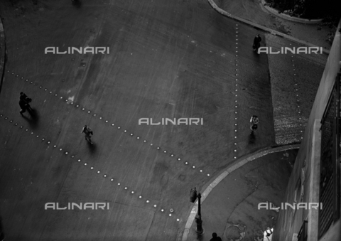 RVA-S-011774-0004 - Strisce pedonali in gomma a Parigi - Data dello scatto: 08/1941 - Lapi / Roger-Viollet/Alinari