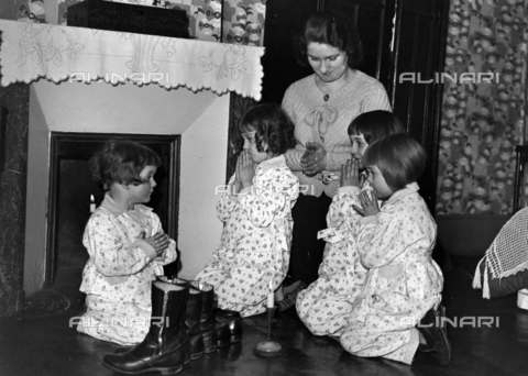 RVA-S-013158-0006 - Gruppo di bambine fotografate davanti a un camino nel periodo di Natale - Data dello scatto: 1939 - LAPI / Roger-Viollet/Alinari
