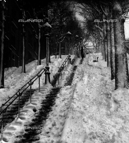 RVA-S-013918-0002 - Le scale della collina di Montmartre con la neve, Parigi - Data dello scatto: 03/1946 - LAPI / Roger-Viollet/Alinari