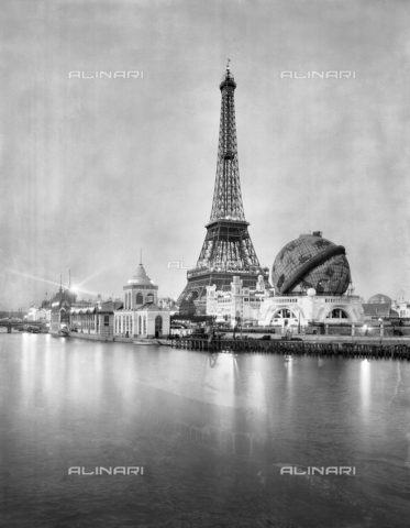 RVA-S-017955-0006 - The 1900 Universal Exhibition in Paris: nocturnal view of the Seine, the Eiffel Tower and the Terrestrial Globe - Date of photography: 1900 ca. - Neurdein / Roger-Viollet/Alinari