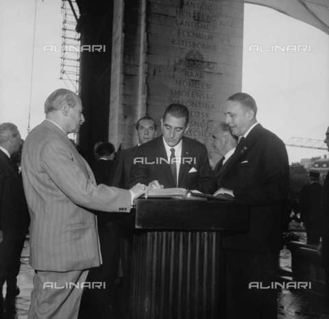 RVA-S-021927-0003 - Il presidente del Cile Eduardo Frei Montalva (al centro) con il primo ministro francese George Pompidou (a destra) presso l'Arco di Trionfo, Parigi, 1965 - Data dello scatto: 1965 - LAPI / Roger-Viollet/Alinari