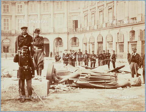 RVA-S-024282-0010 - The Commune, group in front of the remains of the Vendà´me column. Photograph by Bruno Braquehais (1823- after 1874). Paris, musée Carnavalet. - Bruno Braquehais / Musée Carnavalet / Roger-Viollet/Alinari
