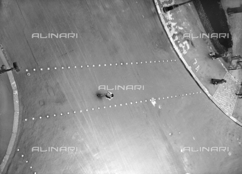 RVA-S-024386-0009 - Strisce pedonali in gomma a Parigi - Data dello scatto: 08/1941 - Lapi / Roger-Viollet/Alinari
