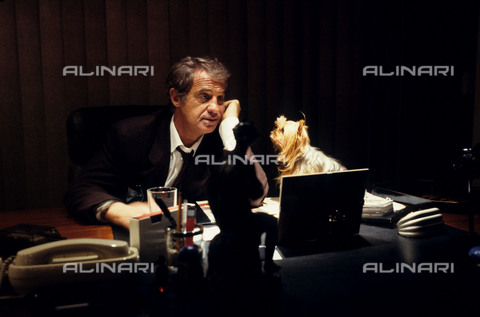 RVA-S-024717-0008 - Ritratto di Jean-Paul Belmondo nel suo ufficio in avenue Montaigne a Parigi - Data dello scatto: 1988 - Roger-Viollet/Alinari